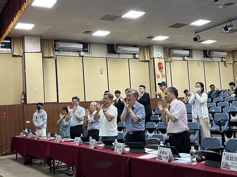 董事會曾鴻鍊執行董事及高科大首任校長楊慶煜教授親切融入學生活動，與學生們一起共舞，展現無比親和力與對學子的熱情鼓勵。