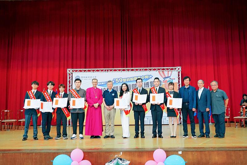 曾鴻鍊執行董事（左6）及張員榮主教董事（左5）於校慶大會上，頒發「聖約翰科技大學第2屆優秀青年獎」給所有獲獎同學，表揚品學兼優、足以作為全校典範的傑出學子。