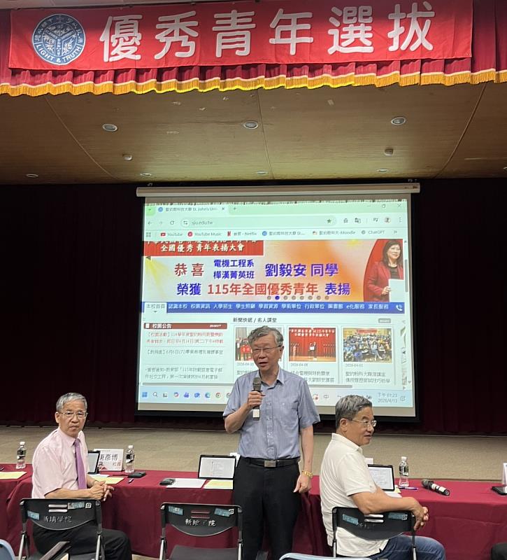執行董事曾鴻鍊（中）在活動前給予同學們勉勵。