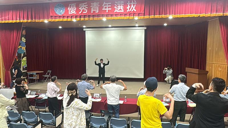 樂齡三真邱琬寧同學的帶動唱跳才藝表演，邀請大家起身共舞，展現活力與帶動氣氛的能力。