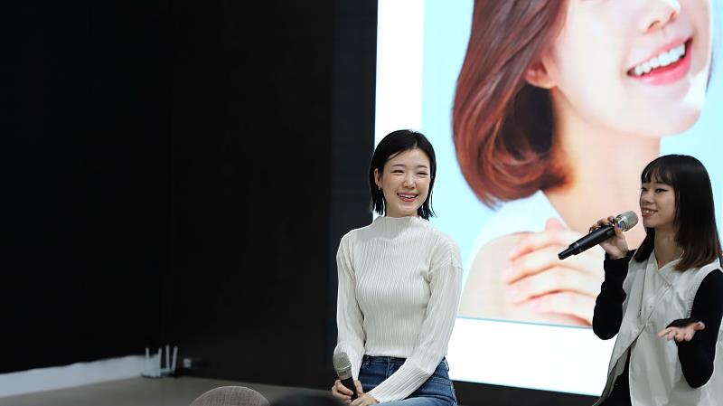 時尚系學生鄭宇彤（右）與名模金鍾玉（左）熱情互動。