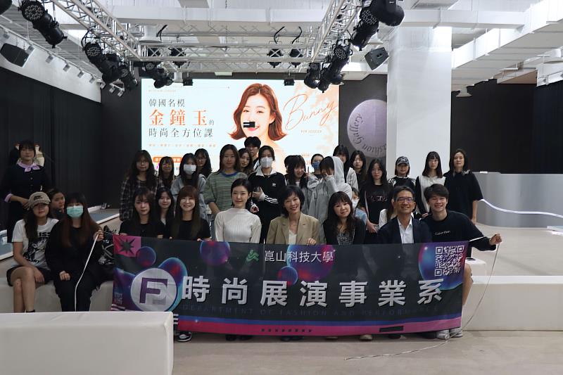 時尚系舉辦「國際時尚專業實務與形象美學深化計畫」工作坊，全體合影。