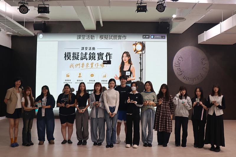 名模金鍾玉（左7）與收到精美小禮物的學生合影。