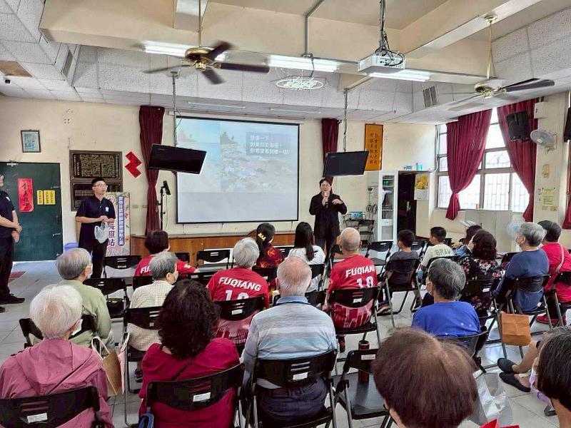 研究生林榮坤介紹廢棄塑膠再利用的實際應用案例。