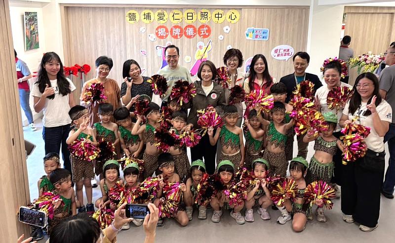 屏東縣周春米縣長與開場表演屏東市信義非營利幼兒園合影。