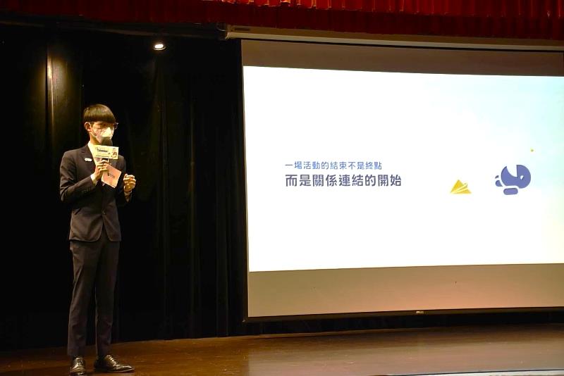 南臺科大學生會進行特色展現簡報，強調「活動結束是關係連結的開始」的核心理念。圖為學生會王奎發副會長向評審解說「新生季系列活動」的規劃理念與特色。