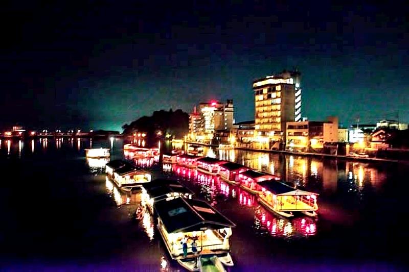 「日田川開川觀光祭」舉辦期間也是筑後川水系釣鮎魚開放以及水鄉日田象徵的「三隈川」鵜飼表演開始的季節。