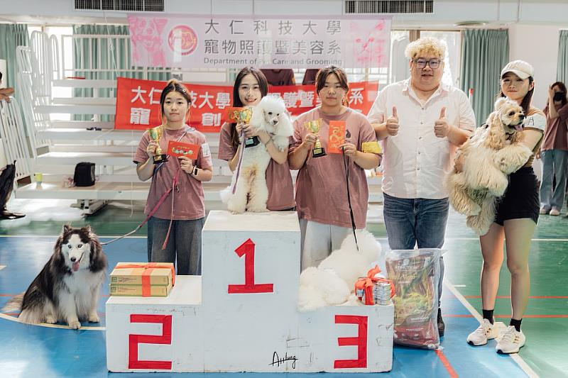 寵物創意運動會李育儒主任頒獎。