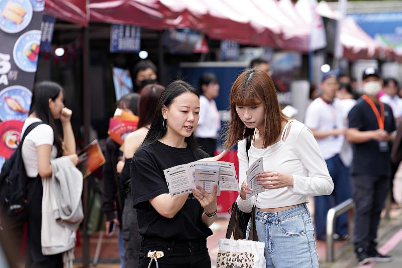 輔仁大學6日舉辦校園徵才博覽會，72家企業設攤徵才，吸引許多學生參與。