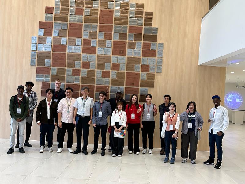 東華大學理工學院張意政副院長帶領國際生至日月光半導體體驗中心進行參訪。