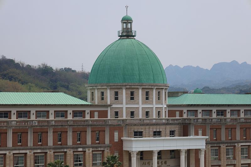 亞洲大學致力打造「AI原生校園」，圖為校內極具特色的綠色圓頂建築與AI圖書館。