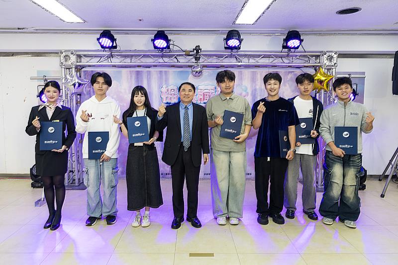 許泰文校長頒發感謝狀予籌辦團隊及協助活動的社團。