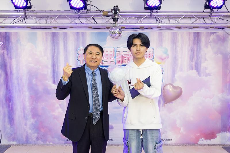 本次活動總召林佳翰同學（右）贈送棉花糖予許泰文校長（左）。