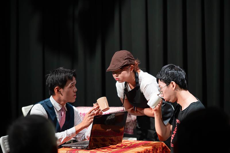 南華大學傳播系年度鉅作《犀牛啊！》舞台劇劇照。