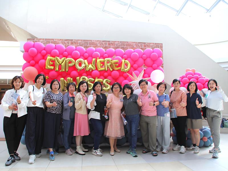 嘉義縣慶祝護師節 翁章梁親頒優良與資深護理人員獎