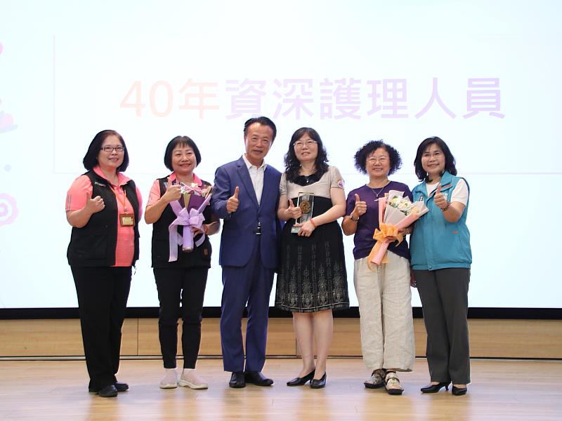 嘉義縣慶祝護師節 翁章梁親頒優良與資深護理人員獎