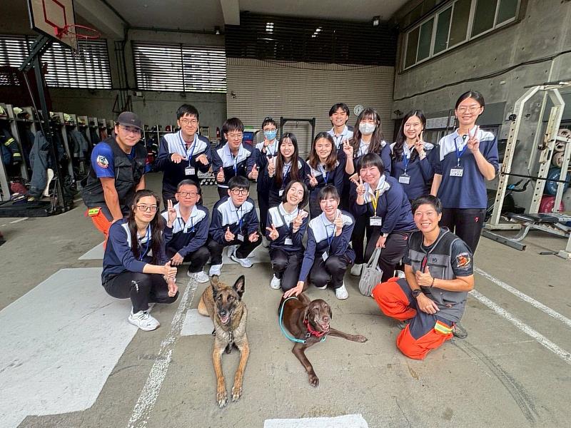 新北消防局安排廉政班學員認識搜救犬之訓練培養與專業度。