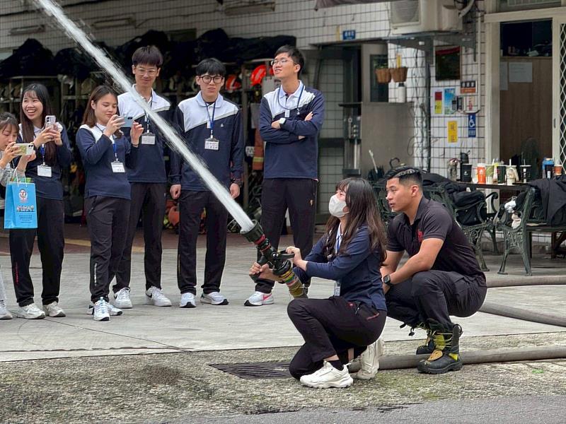 學員進行射水與地震車體驗。