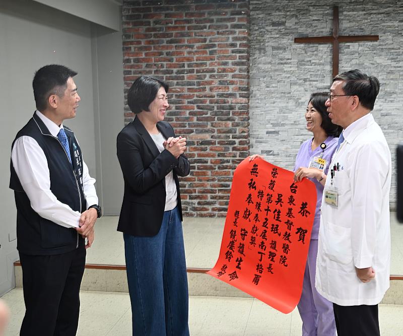 東基吳佳珉護理長獲特殊奉獻獎 饒慶鈴縣長親赴頒發紅榜表揚