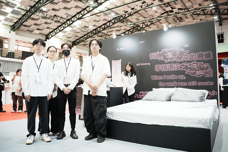 【視傳系：創意不眠】南臺科大視覺傳達設計系以《我醒來的時候，事情還沒睡》橫掃11項新一代設計展入圍肯定，作品展現高度的包裝美學與視覺敘事能力。