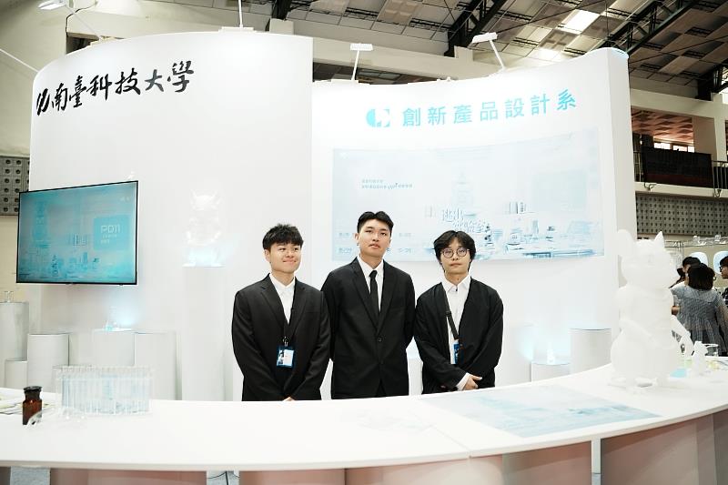 【產設系：突破框架】南臺科大創新產品設計系展出主題《逃出實驗室》，透過具備實驗精神的產品開發，呈現畢業生試圖定義自我、勇於衝撞既定秩序的創新實踐力。