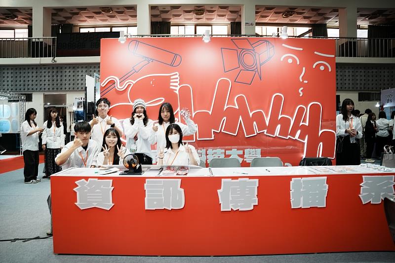 【資傳系：靜謐對話】南臺科大資訊傳播系以《Shh》為核心，展示多件入圍金點新秀獎的深度報導與影視作品，透過鏡頭與沉靜傾聽，構築創作者與觀眾間的情感橋樑。