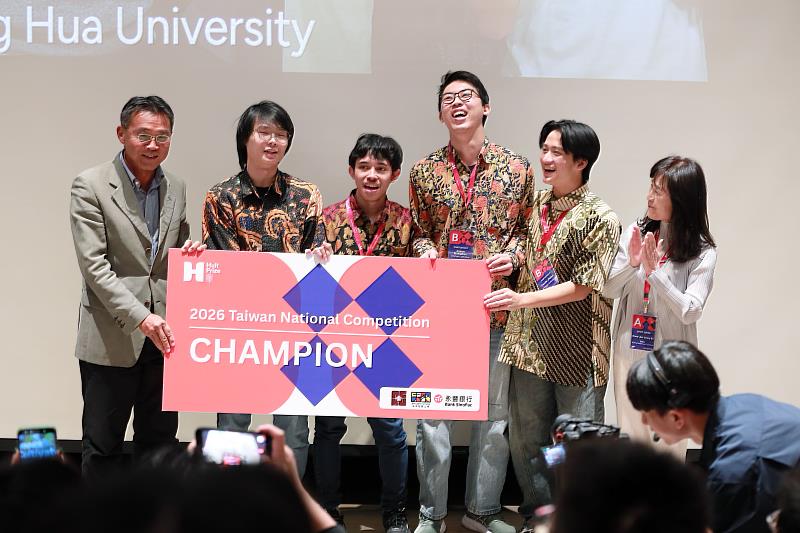 由經濟部中小及新創企業署署長李冠志（左1）及評審長國立成功大學前校長蘇慧貞名譽教授蘇慧貞（右1）頒獎給優勝隊伍 「Cultivator」。