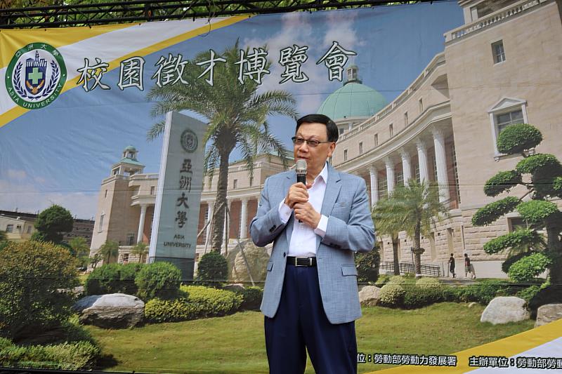 蔡進發校長親自主持開幕式並致詞，期勉學子展現實務就業力，勇敢邁向人生新階段。