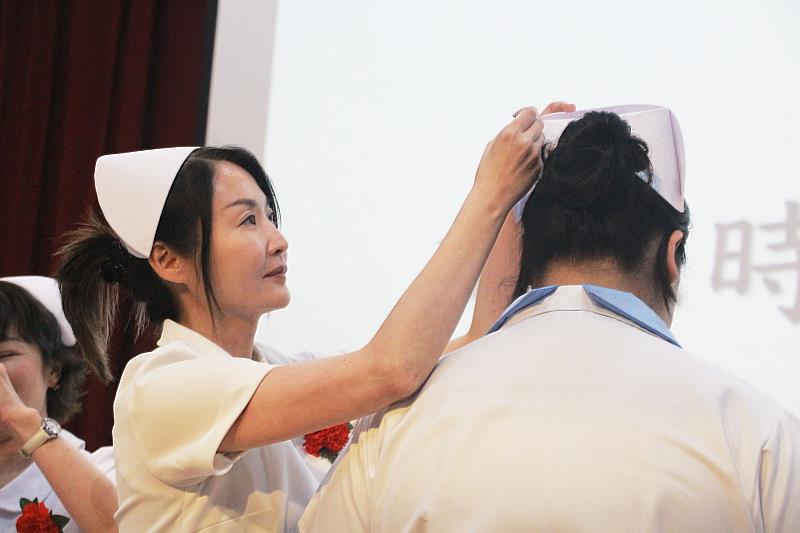 護理系師長親手為學生加冠。