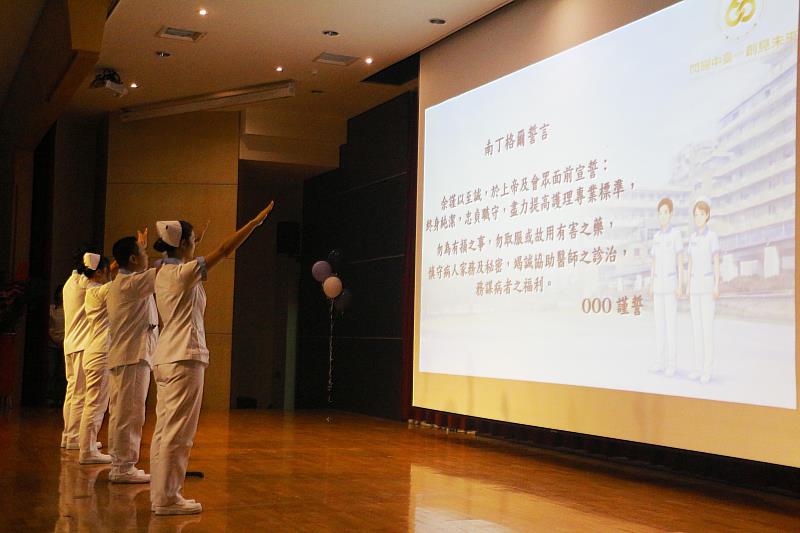 中臺科大護理系學生代表引領宣讀南丁格爾誓言。