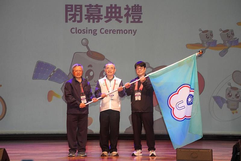 中央大學蕭述三校長（左）交棒下屆承辦學校臺北市立大學校長邱英浩（右）。