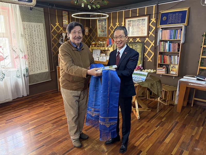 跨越3000公里的海洋與草原對話！ 台灣詩人方耀乾新書發表 