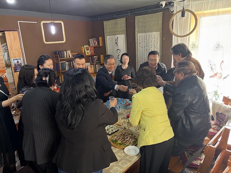 活動會後舉辦溫馨茶會，現場嘉賓一同舉杯慶賀新書發表成功。
