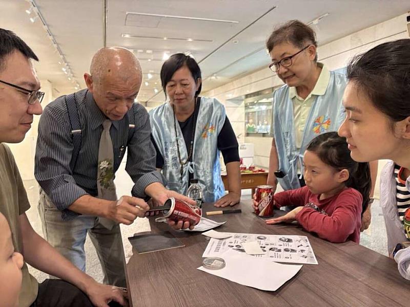 參展人李建宸老師講解鋁罐製作技巧。（頂新和德文教基金會提供）