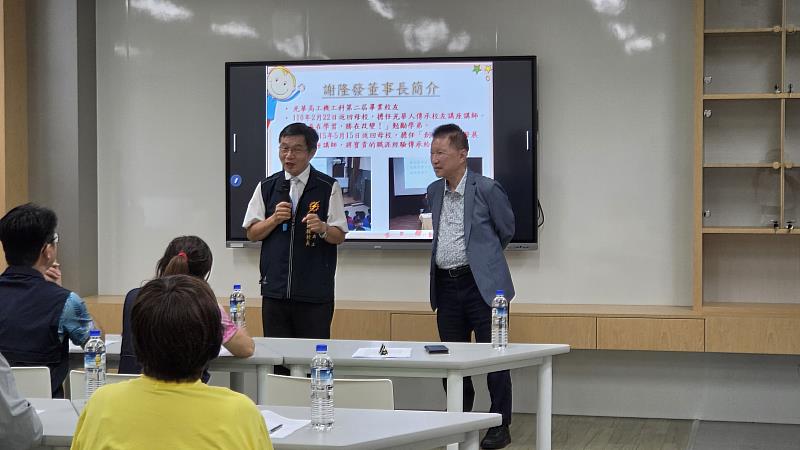 校長介紹謝隆發董事長。