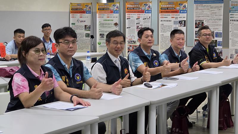 臺中市太平教育發展協會呂宜璘理事長與幹部來祝賀。