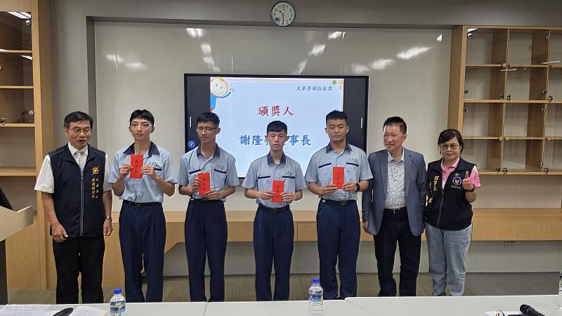 115光華繁星金榜同學與傅國樑校長與謝隆發董事長與呂宜璘理事長。