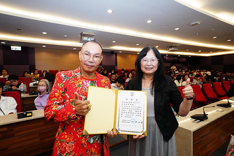 文化大學副校長王淑音致贈感謝狀，感謝胡漢龑董事長帶來精彩且深具啟發性的專題演講。