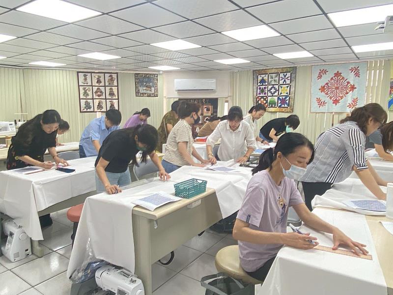 縫紉班的學員們以初學者居多。