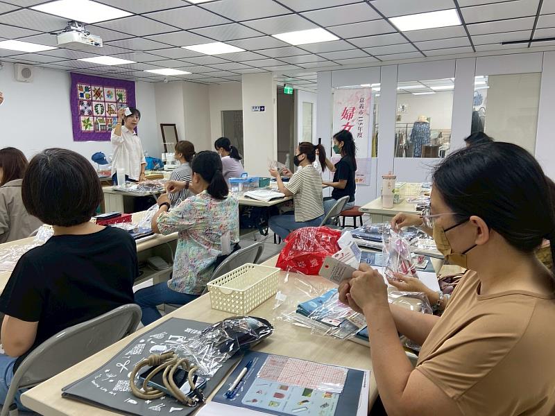 用雙手縫出城市的溫度 嘉義市婦女學苑攜手華山為長輩送暖
