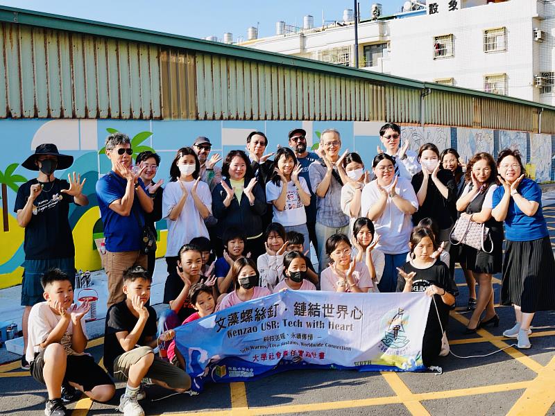文藻USR團隊攜手國際藝術家走進蚵寮國小，舉辦校園壁畫彩繪活動，將街頭藝術融入在地文化，也為偏鄉校園注入新氣象。