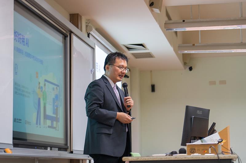 台灣人工智慧學校陳伶志執行長以「建立AI教學判斷框架」為題進行專題分享。
