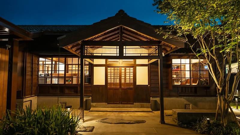 日式官舍建築的門廊在夜色與暖黃燈光下，顯得沉靜且具備深厚的儀式感。（地點：樂埔町）