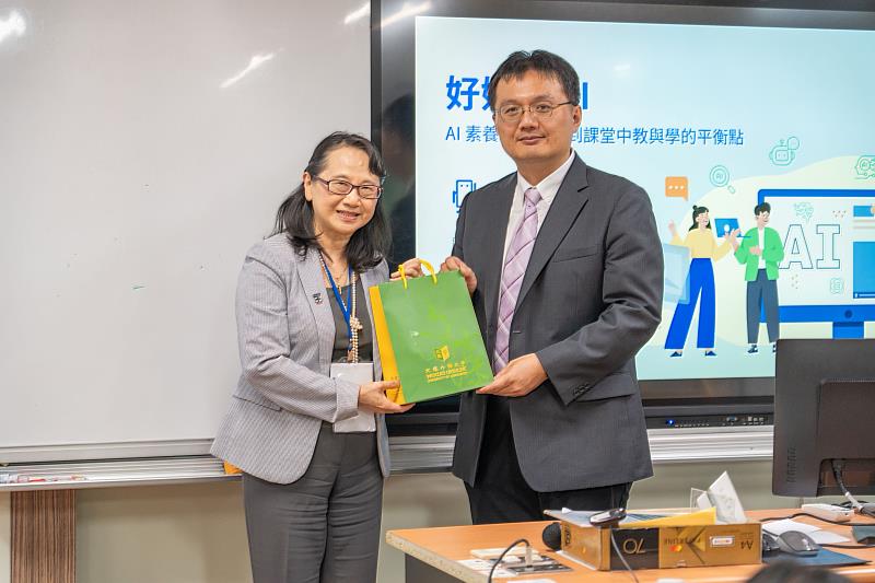 文藻外語大學莊慧玲校長（左）致贈紀念品予台灣人工智慧學校陳伶志執行長（右），象徵雙方合作交流。