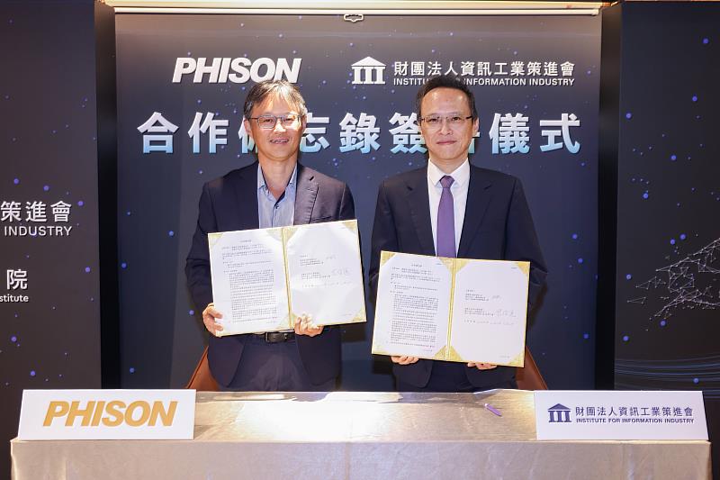 資策會與群聯電子簽署合作備忘錄（MOU），由群聯電子執行長潘健成（左）與資策會執行長范俊逸（右）代表簽署，未來將結合資策會產業推動能量與群聯電子技術優勢，推動Edge AI應用落地。