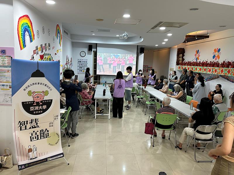 亞大心理系師生深入社區據點，帶領長輩進行五感互動與認知促進活動，展現溫馨的青銀共融。