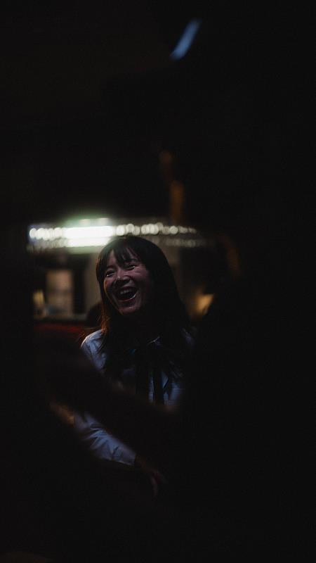 《Turn On The Lights開燈》融合了獨立民謠、電影感靈魂樂以及雙語敘事，詳實記錄了楊予菁擁抱自我的心路歷程。（圖／風潮音樂提供）