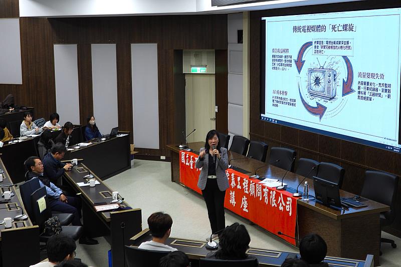 夏珍提醒同學，面對新聞與政治訊息時，要追問說法的來源與證據，並思考是否存在另一種解釋。