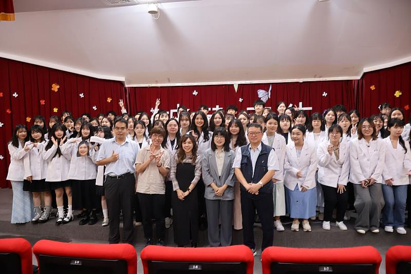 亞大聽語系「破繭而生」授袍典禮，場面溫馨、熱鬧，共同見證學子邁向專業的關鍵時刻。