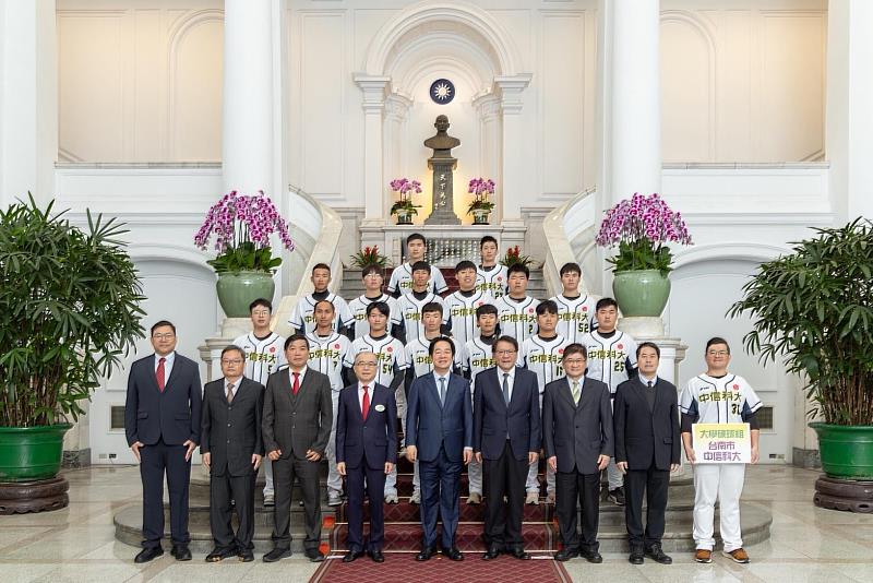 中信科大慢壘隊勇奪大專聯賽4連霸 獲總統賴清德接見